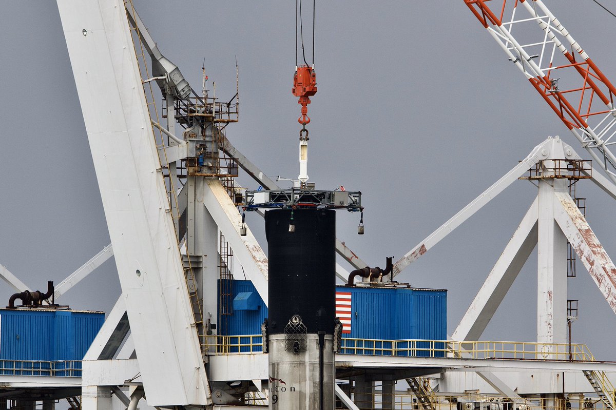 theresacross_'s tweet photo. theresacross @PortCanaveral #B0149.4 is capped ... techs rinse all 4 struts ahead of leg retraction (or removal) prior to transport @SpaceX facilities. #SpaceX #B1049.4 #OCISLY #Falcon9 @elonmusk #Starlink2 🚀 https://t.co/SSZGxWOuQQ