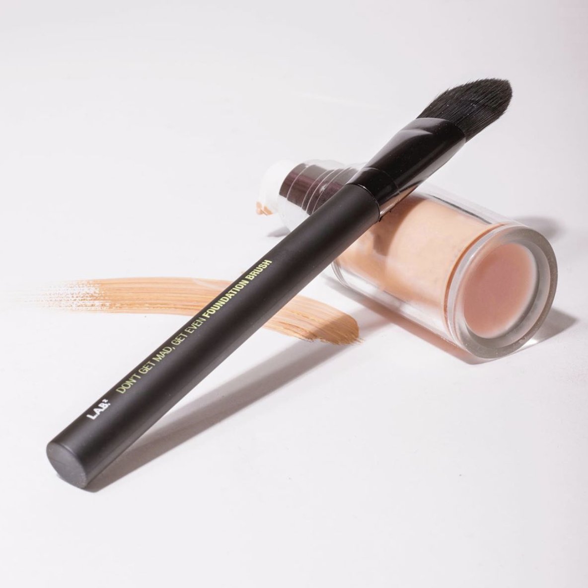 lab2beauty's tweet photo. Don’t get mad, get even!
Why is this foundation brush so amazing you ask?

1. Superior pigment pick-up and release 

2. Even color distribution 

3. Precise makeup application with flawless, professional results   

It’s a real beauty must-have

#makeup #beauty #livebreathebeauty https://t.co/TWHdmMEwLu