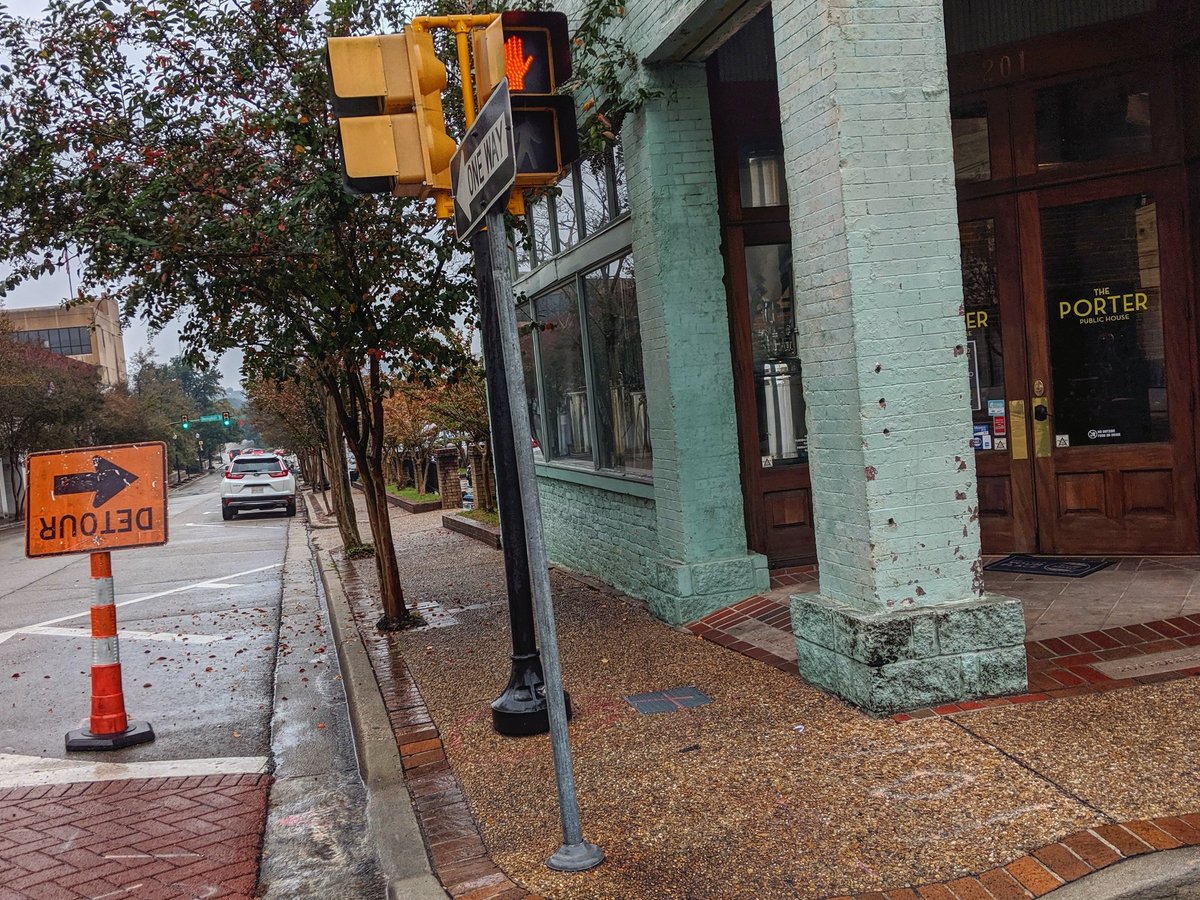 theporterpub's tweet image. Another rainy Friday...who could&apos;ve guessed?! #lunchbreak #skipwork #rainydays #publife