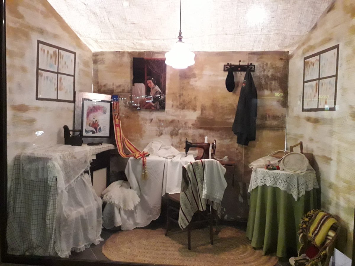 El nostre escaparat ja esta preparat en els nostres carrers, concretament en Inmobiliària Lessors. Ja comença el conte arrere per a l’Exaltació de Lucia Mora i Cano com a Fallera Major Infantil de la nostra Falla per a l’any 2020 i la seua Cort d’Honor