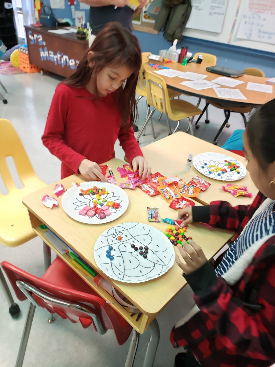 Coloring never tasted so good at our Edible Art Club today ! 
Students having fun coloring by color some of their favorite cartoons . #schoolclubs #artintheclassroom #edibleart #teacherlife @eastfieldglobal