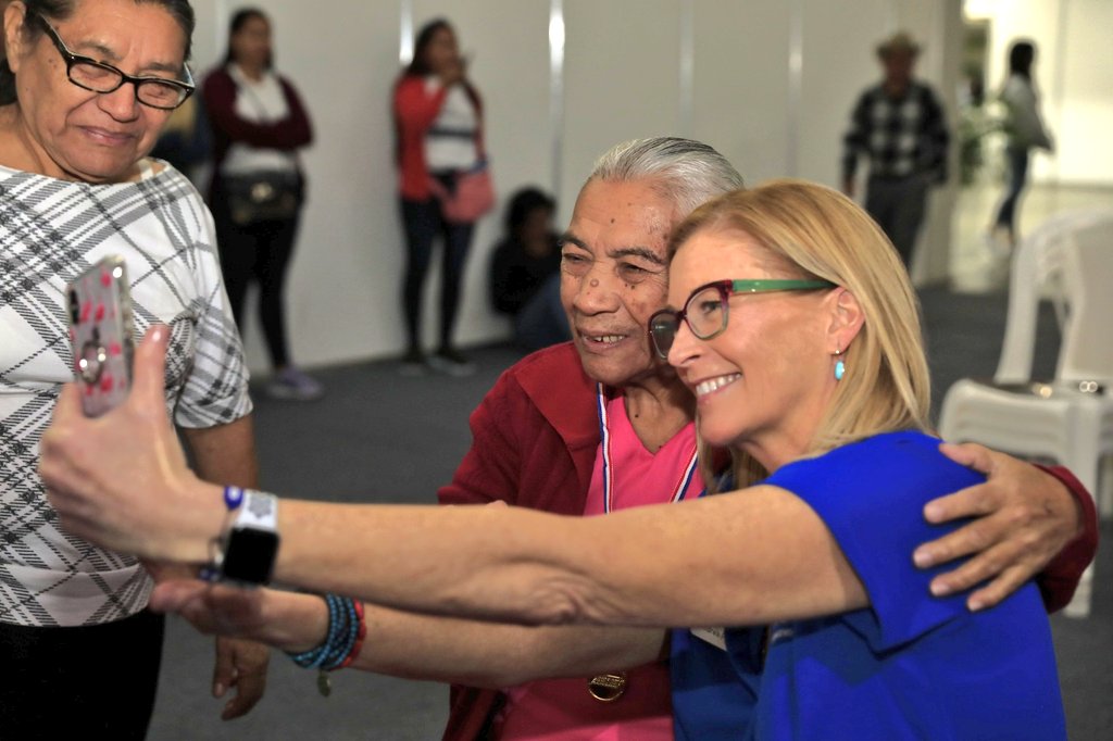 PresidenciaSV's tweet photo. En nuestro Gobierno sabemos la importancia de tocar y cambiar la vida de los salvadoreños, por eso trabajar junto a fundaciones como @starkeycares, nos ayuda a mejorar la calidad de vida de las personas. https://t.co/Mp45UAjV1a