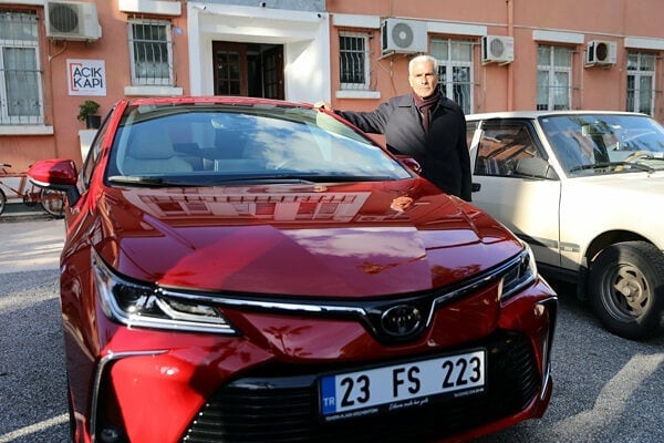 Bulem308's tweet photo. Şehidimiz Fethi Sekin'in babası Mehmet Zeki Sekin’e Antalya'nın Alanya ilçesinde hayırseverler tarafından alınan 150 bin TL değerinde otomobil hediye edildi. 
Yapılan güzellikleri her platformda paylaşalım. Her türlü kötülük gözümüze sokularak olağanlaştırılıyor.
#FethiSekin https://t.co/ewGOp1gnuM