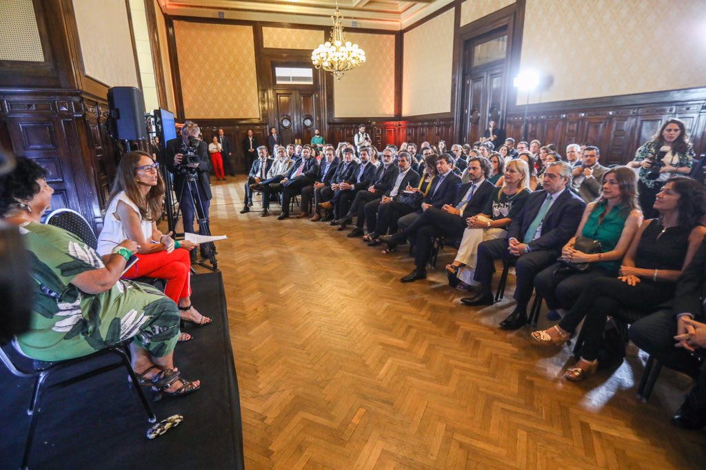 CasaRosada's tweet image. El presidente @alferdez y su gabinete participaron de una capacitación en género y violencia contra las mujeres y diversidades. casarosada.gob.ar/slider-princip…