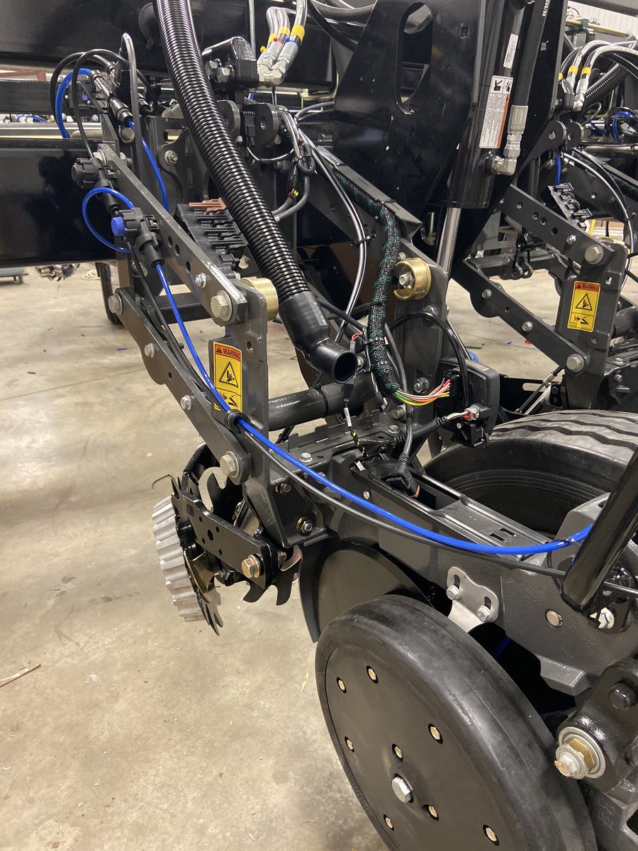 KEprecisionAG's tweet photo. Did you know?
The blue and black hoses that you see in these photos will help the owner of this sharp-looking IntelliPlanter differentiate between liquid system A and B. KE Precison Ag is excited to have the ability to offer color coordination for hoses! https://t.co/5mvOmuDqNO