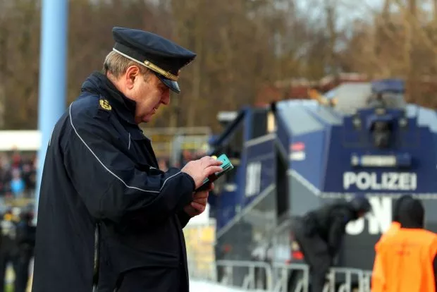 LIZ_de's tweet photo. Der Tag: #Connewitz – Ex Polizeipräsident #Merbitz soll für Aufklärung sorgen und neue Berichte über #Polizeigewalt zu #Silvester in #Leipzig. 

https://t.co/6oSvgUEWiQ

Weiteres: #Naturkundemuseum nun doch im #Bowlingcenter &amp; Verwirrung um Raub im Grünen Gewölbe #Dresden https://t.co/5Rb4zCmbo4