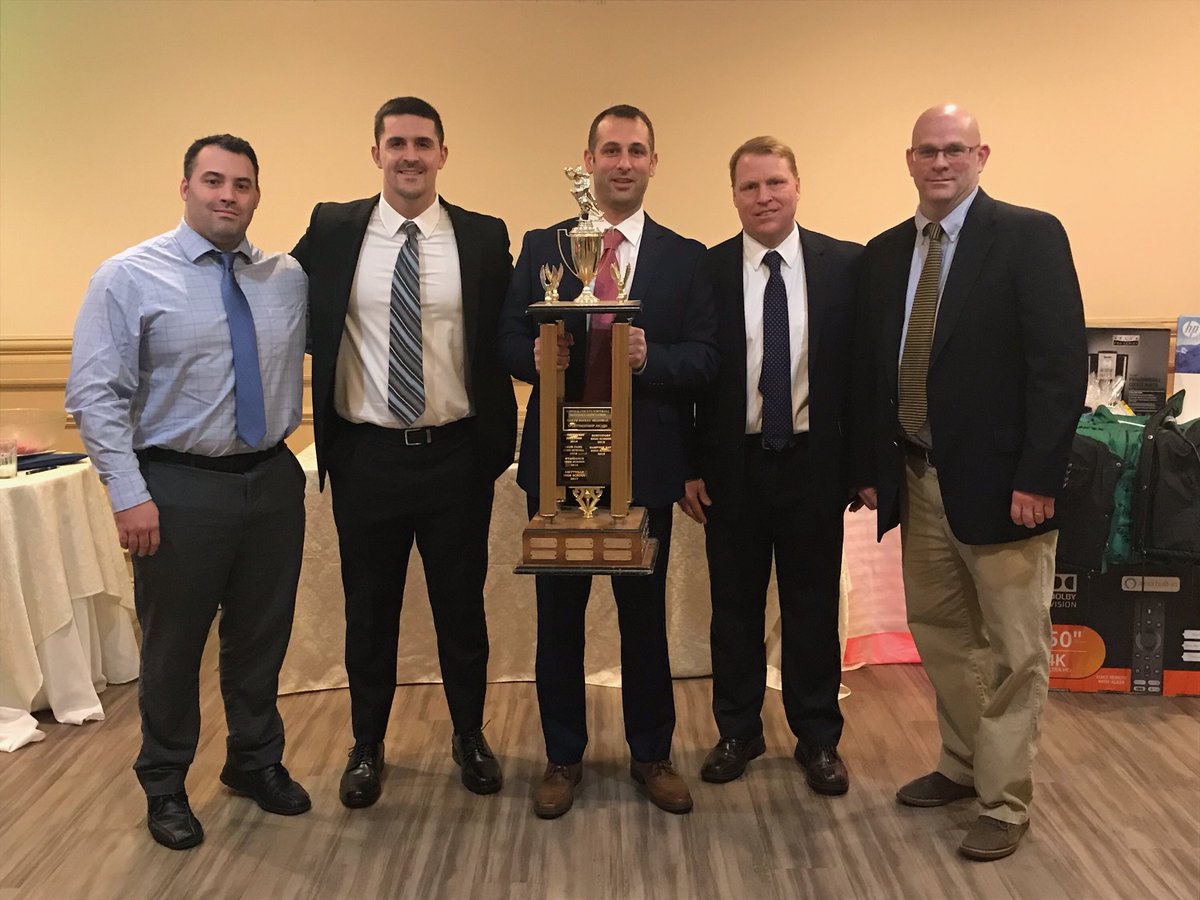 RDoulosHB's tweet photo. Thanks and congrats to the Baymen football staff and players who received the Sportsmanship award from the Suffolk County Officials Association. Very proud of the personnel of our program for displaying great character on and off the field. #WeAreHB ⁦@HamptonBays_MS⁩ https://t.co/Ymada75WbQ