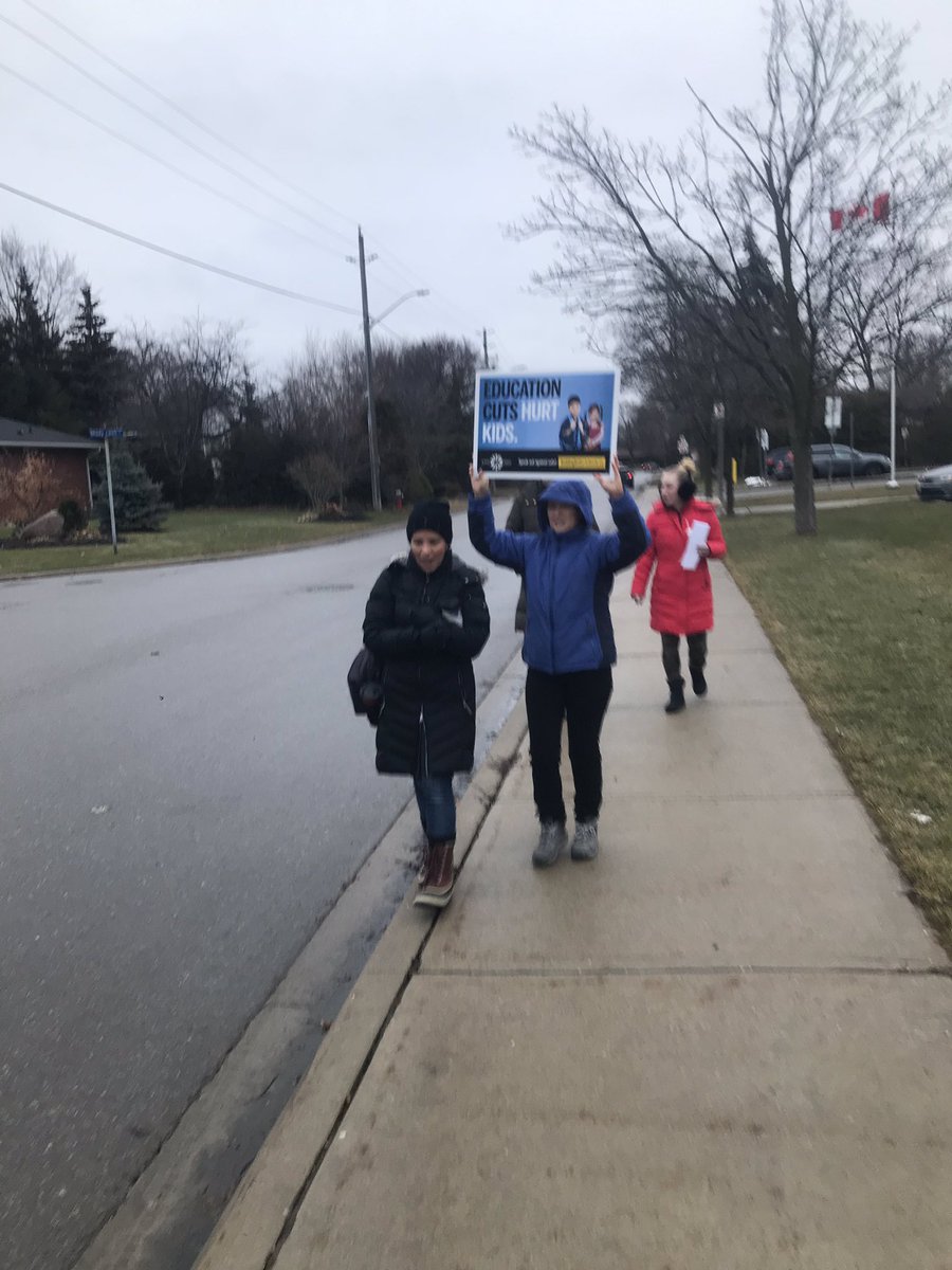 aliciagunn50's tweet photo. Proud to stand with @RUPSRockets staff as we fight for our students and our own children’s education system.  @ETFOPeel #solidarity #cutshurtkids #RedForEd https://t.co/gmLjcO05X2
