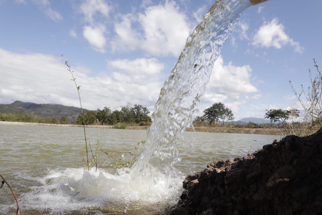 JuanOrlandoH's tweet photo. La crisis de agua y de sequía es una realidad y debemos ser creativos para enfrentarla. El reservorio de agua, como el de San Pedro, Lempira, es ejemplo de una buena solución. https://t.co/oldJg8iOAL
