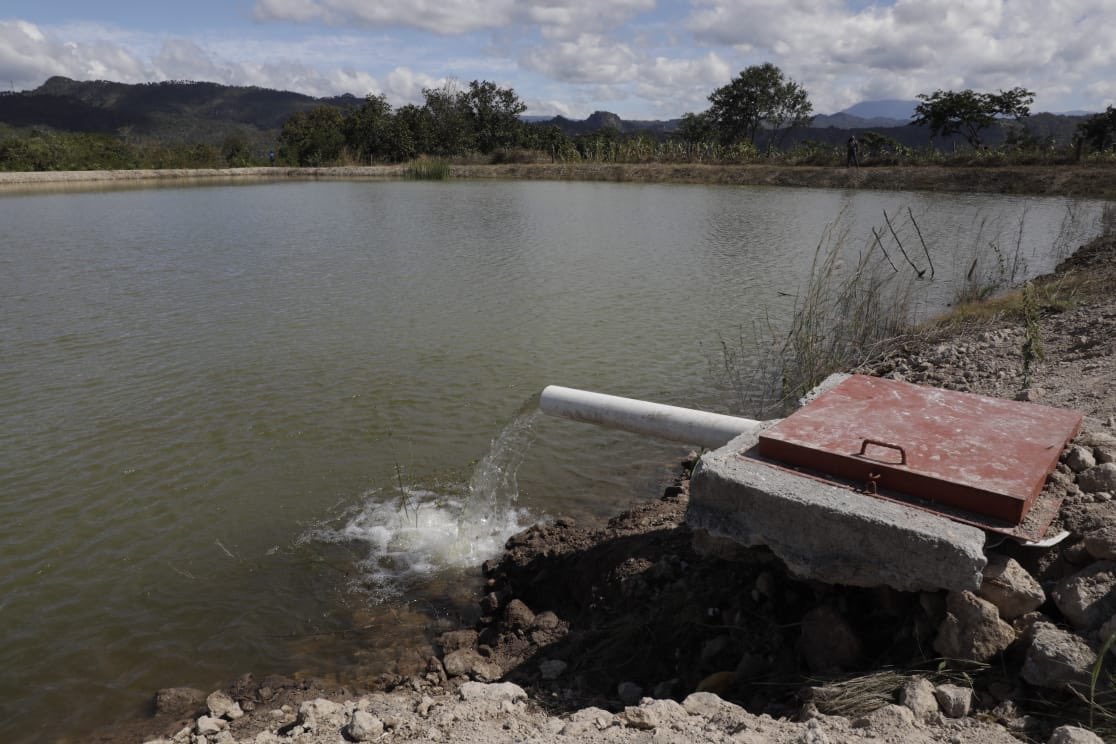 JuanOrlandoH's tweet photo. La crisis de agua y de sequía es una realidad y debemos ser creativos para enfrentarla. El reservorio de agua, como el de San Pedro, Lempira, es ejemplo de una buena solución. https://t.co/oldJg8iOAL