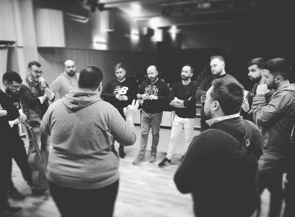 ComparsaTocina's tweet photo. Últimos retoques, últimos consejos... 
¡Comienza la cuenta atrás! 🎭🎭
#LosTocaosDelAla #ComparsaDeTocina https://t.co/fg1PR6S5T2
