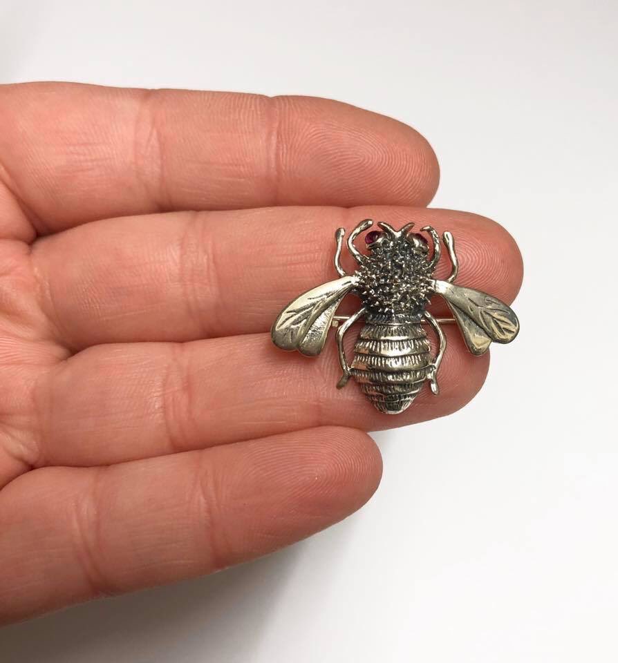 LisaMarieFranks's tweet photo. 🐝New Stock @ Melksham Arcade🐝 
Sterling Silver Hallmarked 925 Bee Brooch With Ruby Eyes. £22.
#bumblebee #bee #rubyeyes #buzz #sterlingsilver #hallmarked #jewellery #brooch #silverbrooches #bees https://t.co/HD8HWBRfXm