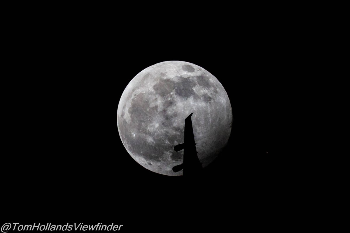 One of my shots from tonight's penumbral #LunarEclipse, featuring flight #BA178 on approach from JFK to LHR