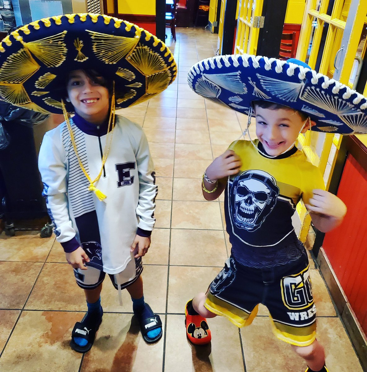 Los dos amigos luchadores 
#mexicanfoodislife #wrestler #NoCuttingWeightHere #youthwrestler #gotobsessed #usawrestling #wrestlinglife #grappler #goodfoodvibes