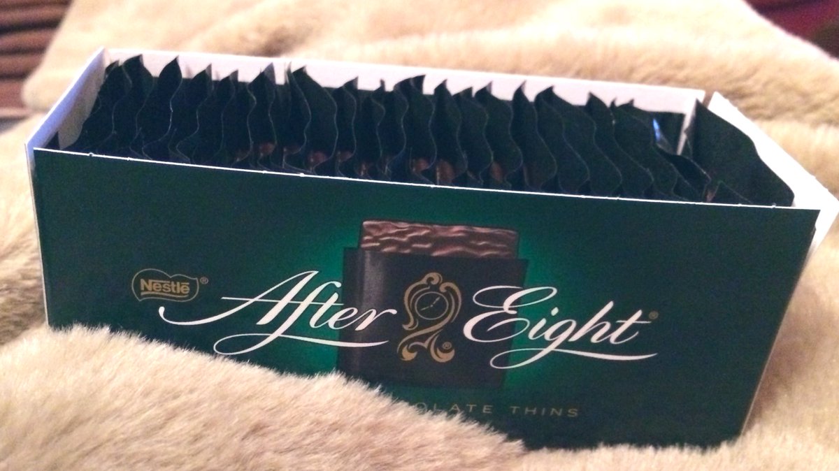maitreroger's tweet photo. L’heure est grave : j’attaque l’avant-dernière boîte d’After Eight de la réserve constituée pendant les fêtes #FatJanuary https://t.co/ZgxGLREe7B