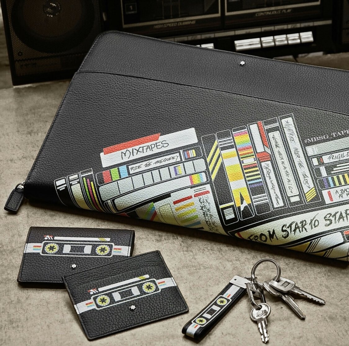 JoyeriaGerais's tweet photo. Conoce todo lo que tiene la colección #Mixtape de @montblanc para ti, piezas ideales para recordar tiempos de antaño . https://t.co/Hp60twmCBo