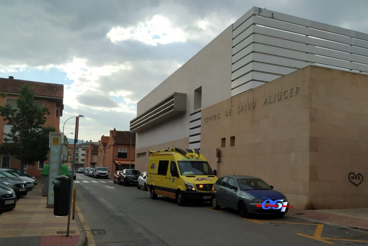 061murciaexiste's tweet photo. Recuerda no ponernoslo más difícil aún.  Llegan al lugar, y la zona reservada ocupada. Consiguiente riesgo para lo compañeros para subir y bajar la camilla . Luego pensé que podría ser a quien veníamos a atender,  pero no, horas después sigue ahí aparcado. #ume14 https://t.co/vqCLJMA7P2