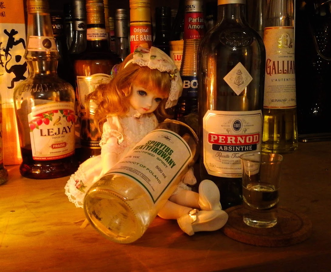 ろんぐ スピリタスってご存知ですか アルコール度数96 のウォッカで 現存する中で 最強 のお酒です もちろん飲めたものではありません が これは僕の秘伝のレシピなんですが アブサンと1 1で割ると アルコール度数80 超えなのに意外にも飲めて