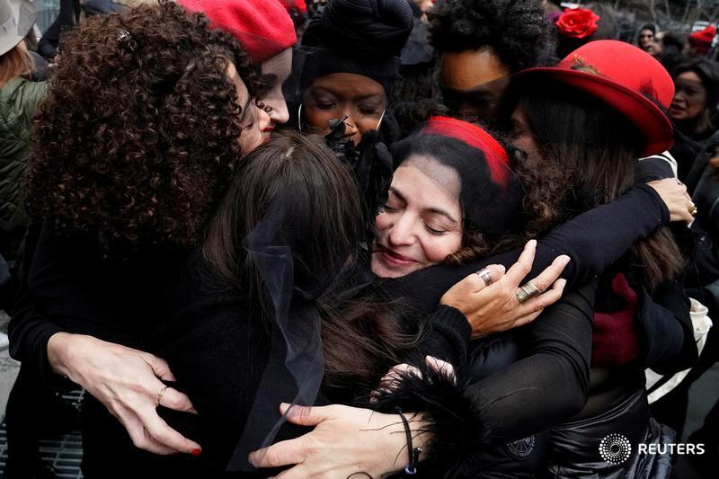 ReutersLatam's tweet photo. Mujeres realizan la coreografía "un violador en tu camino" fuera de la corte en que se juzga al productor de #Hollywood Harvey Weinstein por agresión sexual REUTERS/Carlo Allegri #harveyweinsteintrial #LasTesis https://t.co/KbOwHzKmb3