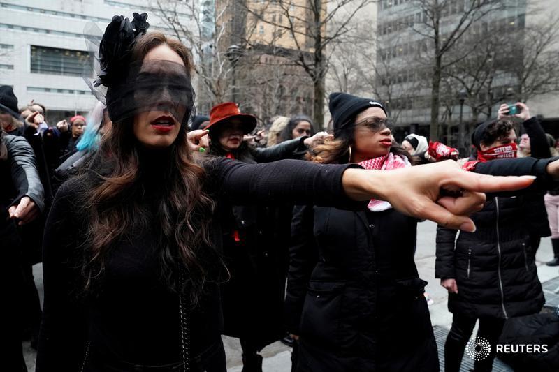 ReutersLatam's tweet photo. Mujeres realizan la coreografía "un violador en tu camino" fuera de la corte en que se juzga al productor de #Hollywood Harvey Weinstein por agresión sexual REUTERS/Carlo Allegri #harveyweinsteintrial #LasTesis https://t.co/KbOwHzKmb3