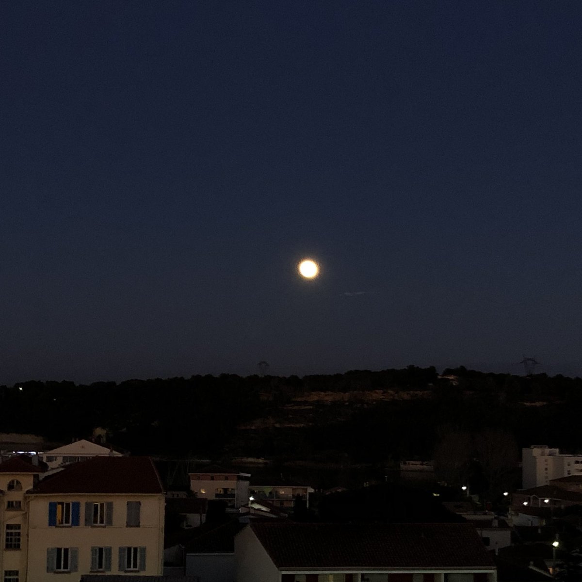 dailymoonpics's tweet photo. full moon tonight 🌕 https://t.co/2j34h3e5ZX