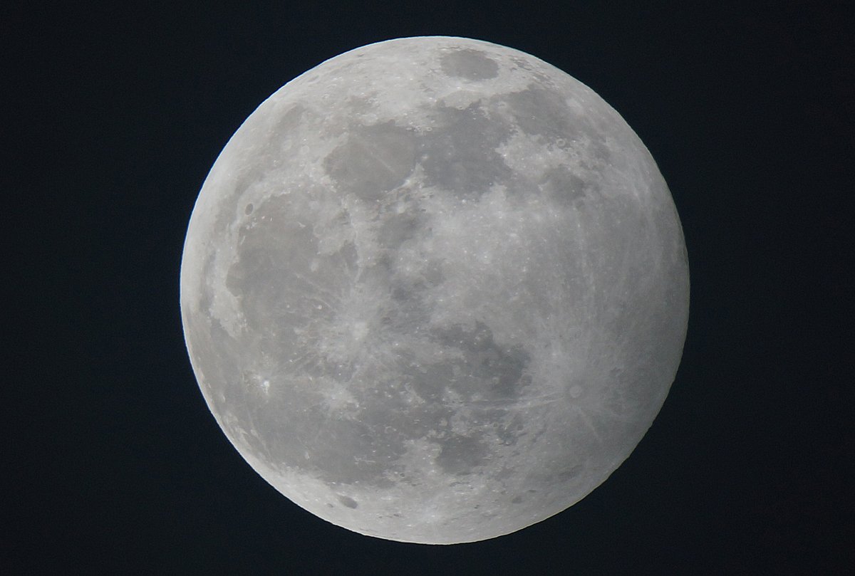 DLR_next's tweet photo. Vielleicht ein ganz klein wenig dunkler als sonst und etwas kontrastärmer als es ohnehin bei Vollmond der Fall ist. #Halbschatten-#Mondfinsternis https://t.co/zXE2KM7bZ0