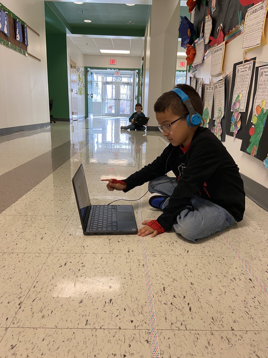 SLacorbiniere's tweet photo. Discussing the difference/similarities between rectangles and squares. We practiced responding to our friends with a compliment! #flipgrid #techies #shapes #MPCSconnects #Minicougars https://t.co/tGqhG6ZAco