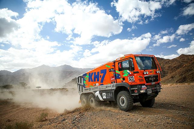 Epsilon_dakar's tweet photo. El @KH7_Sport Epsilon Team, acaba la difícil etapa 6 subiendo a la posición 20 en la tabla general justo antes del descanso y... del desierto. ¡Grandes! La #dakar2020 vuelve el día 12!
#epsilonteam #dakarrally #kh7epsilonteam #dakar2020 #dakar #dakarchapter3 #dakartruck #truck https://t.co/DOOjgwmX2K