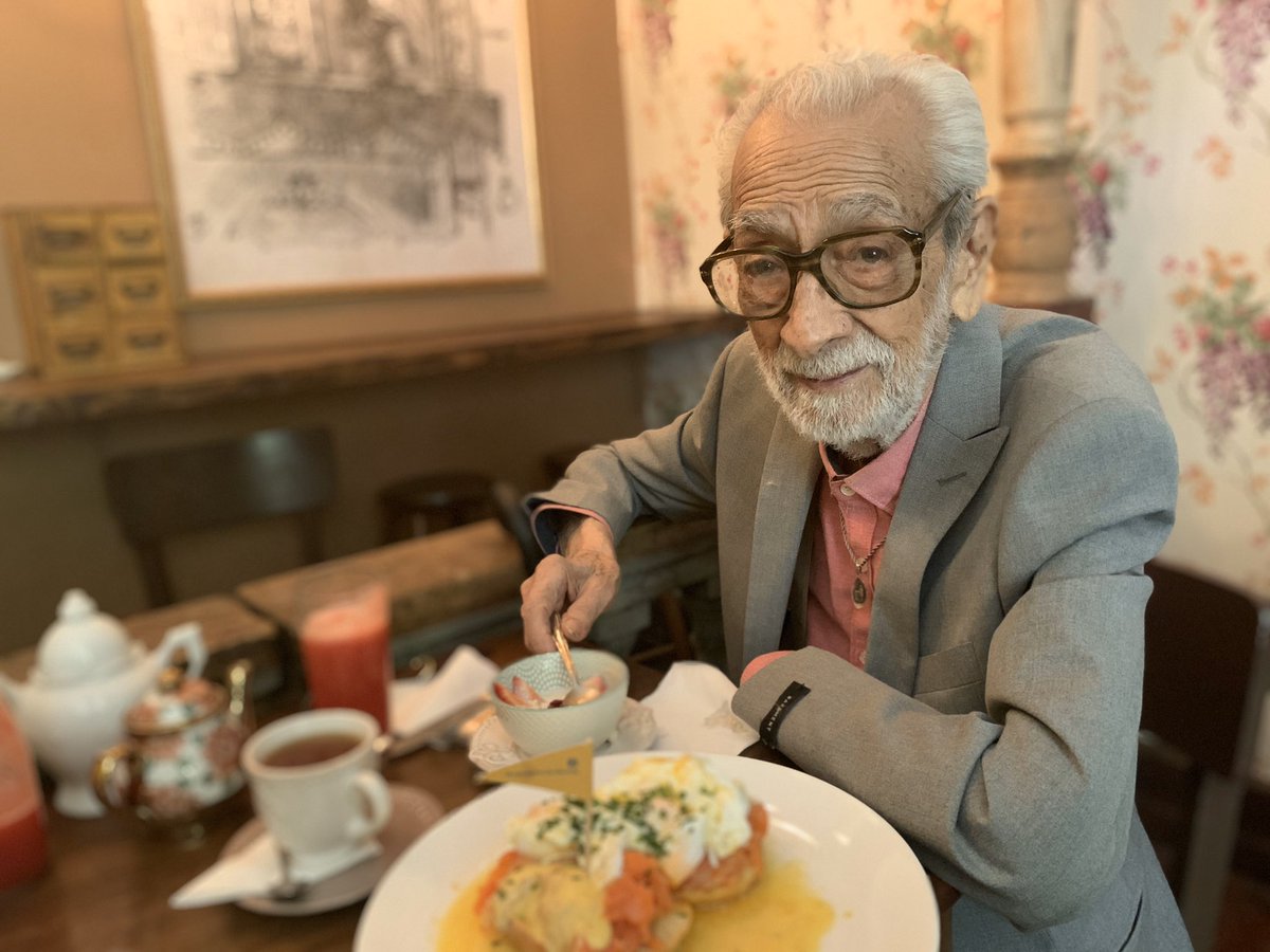Hernán Letelier, actor 
1920-2020
QEPD

En la foto, el pasado 24-12 celebrando cumpleaños 99 y Navidad en el barrio Lastarria 

#HogarParaMartina 🐈 ❤️