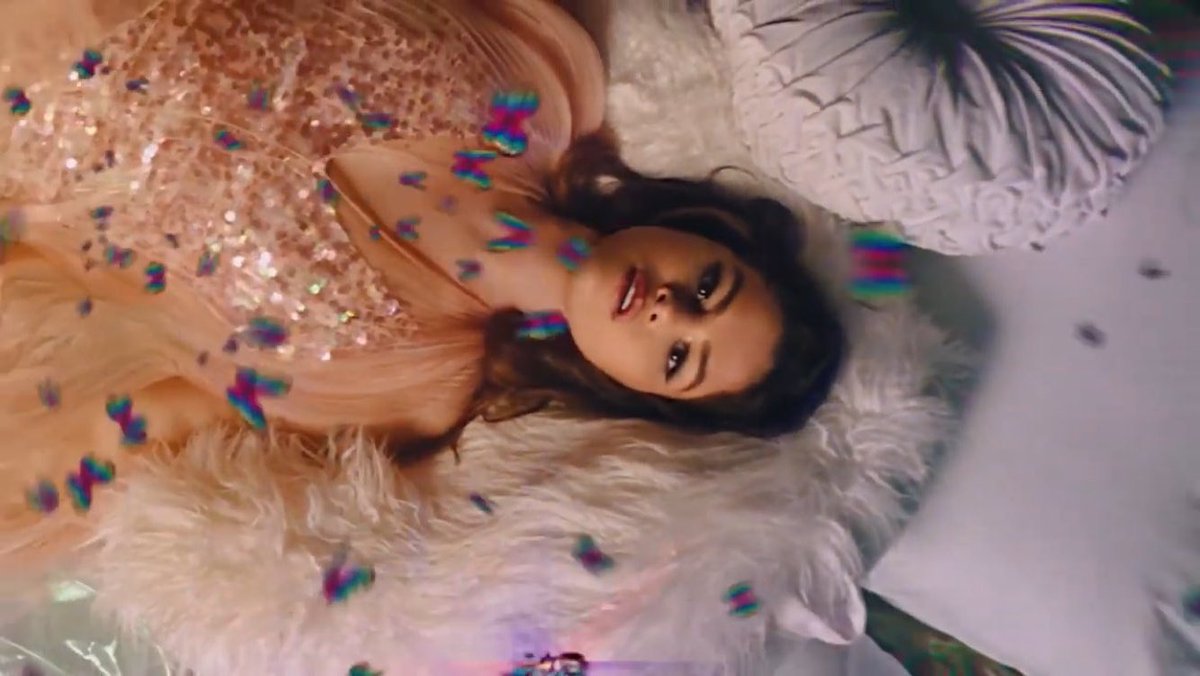 mwselcrf's tweet image. selena me representando no clipe de rare pq só vivo deitada #RareMusicVideo