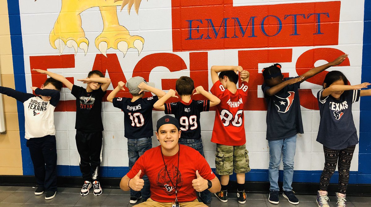 CoachSaldana's tweet photo. Good luck against Chiefs, @HoustonTexans! @CFISDEmmott 1st graders showing Texans pride. 🦅🔵🔴 #EaglePride #CFISDspirit #TexansFriday  #WeAreTexans https://t.co/iOYDQ29y6s