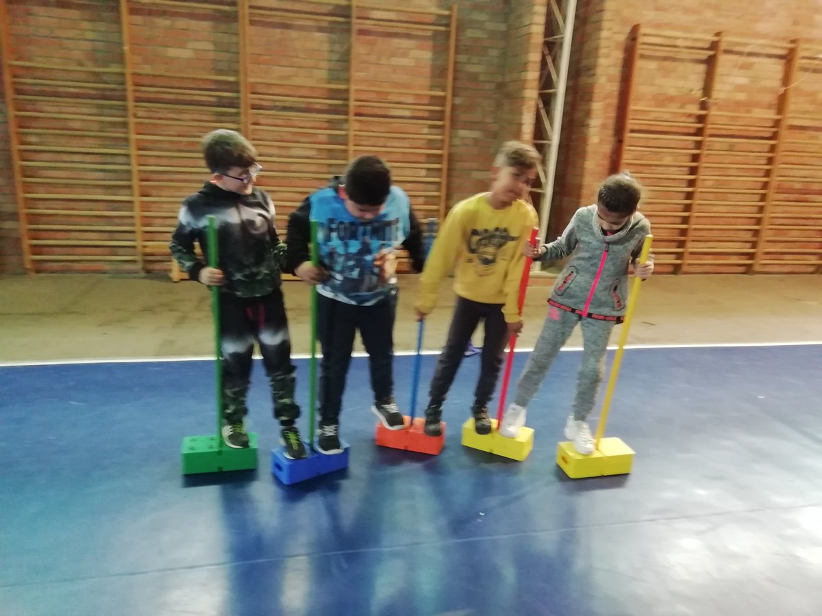 EscolaBM's tweet photo. Els alumnes de 3r continuem treballant els reptes cooperatius a EF! I cada cop son més difícils! Pero entre tots i totes ho aconseguim😄👌 https://t.co/Nek2EJozyo