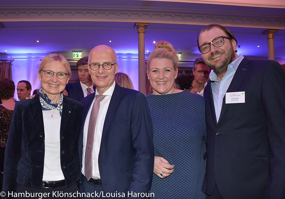 Beim Neujahrsempfang „Klönschnack“ in Blankenese trifft man nette Leute mit guter Laune. Frohes Neues Jahr 2020!