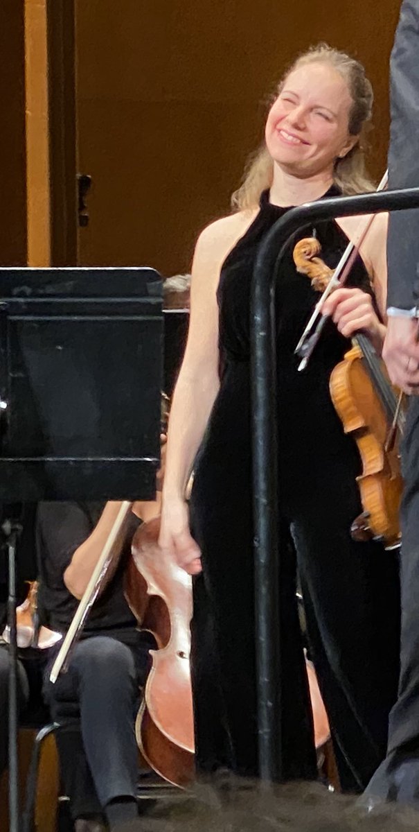 Une des plus grandes violonistes de la planète Julia Fischer vient de jouer avec intensité et lyrisme le difficile concerto 2 de Bartók , fantastique 🎻 
#juliafischer #emmanuelkrivine #orchestrenationaldefrance #theatredeschampselysees #bartok 👏👏👏👏