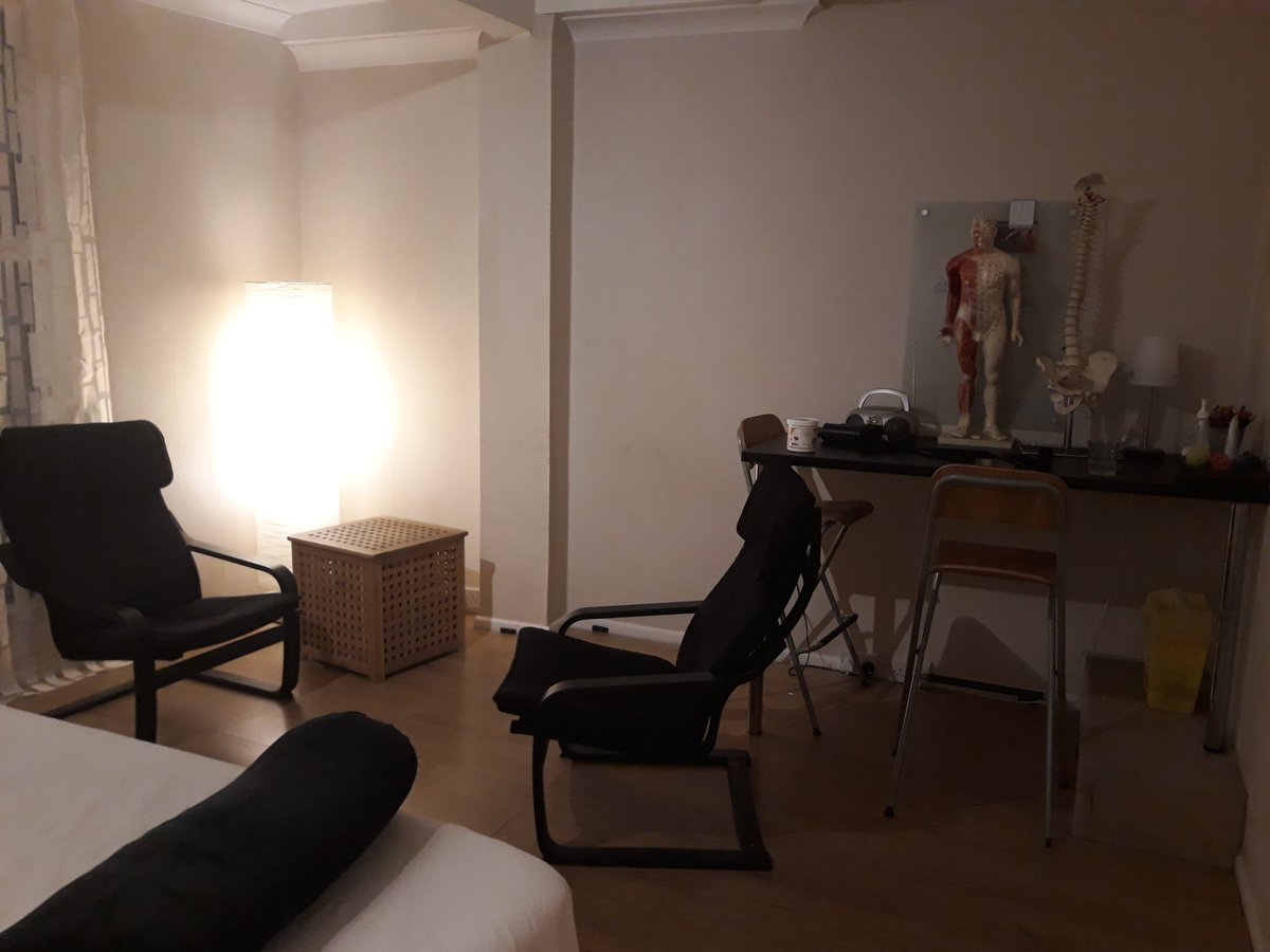 Here is one of the treatment rooms I use at my new location. I love it here as the rooms are spacious, relaxing but also clinical! I wouldn't change a thing about it to be honest.

#massagebristol #holisticmassagebristol #sportmassagebristol #victoriastreetbristol
