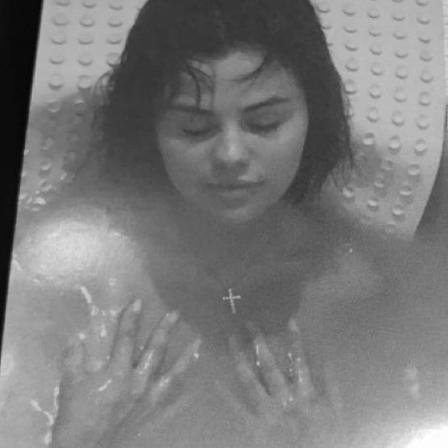 seltinoco's tweet image. that’s my bitch ! 🤤
#SelenaGomez #Rare #RareIsOutNow #RareMusicVideo