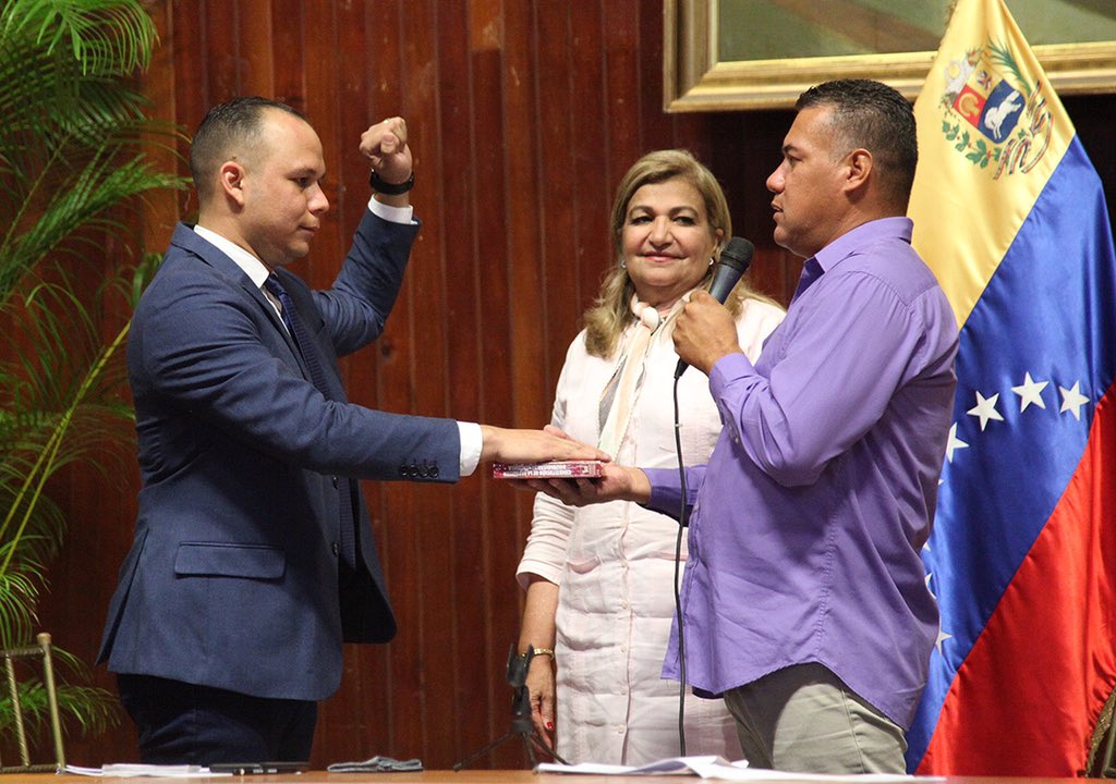 yelitzePSUV_'s tweet photo. #10Ene | En compañía de nuestro pueblo el diputado @vicent_carvajal es juramentado presidente del Consejo Legislativo Socialista del estado #Monagas. @yldemaro_millan como vicepresidente y Lisandra María Hernández como secretaria de Cámara

 #PuebloPresidente https://t.co/aeVaBKaP9e
