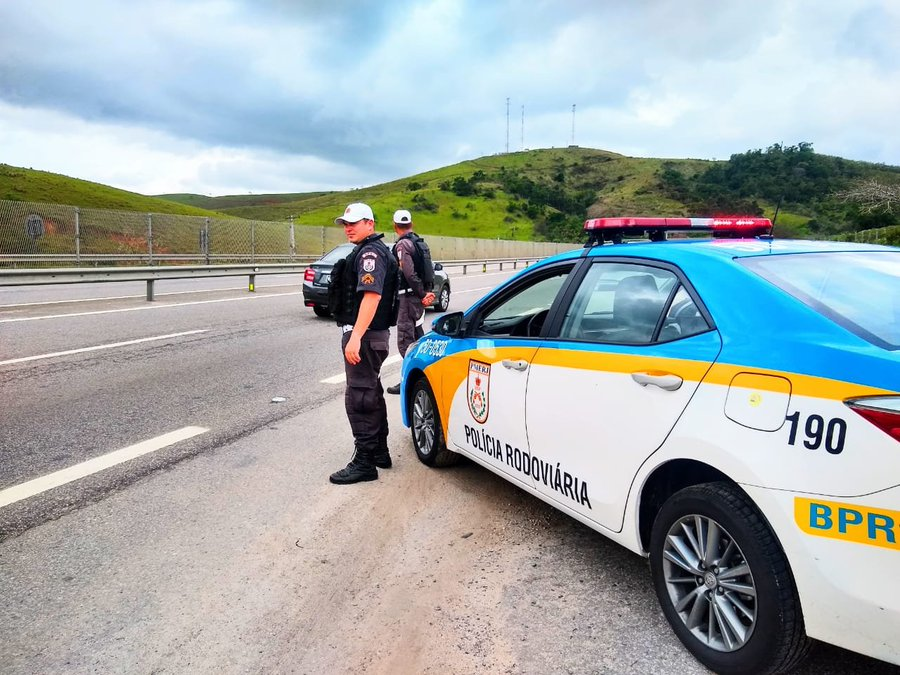 PMERJ's tweet photo. Boa tarde! 🌞

👮🏽‍♂️ A #PolíciaMilitar está realizando o Programa #ViagemSegura, criado para reforçar o policiamento nas principais rodovias estaduais. 

📸 A imagem mostra militares do #BPRv posicionados na RJ-124 - #ViaLagos.

#PMERJ🚔 https://t.co/Yyxb86SJxH