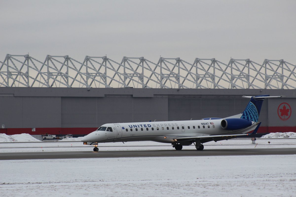 First time I see @united new livery live in front of me. This is N16147 (Operated by @FlyCommutAir). This 2003 @embraer ERJ-145XR arrived at YUL on flight #UA4963 (IAD-YUL) this morning.