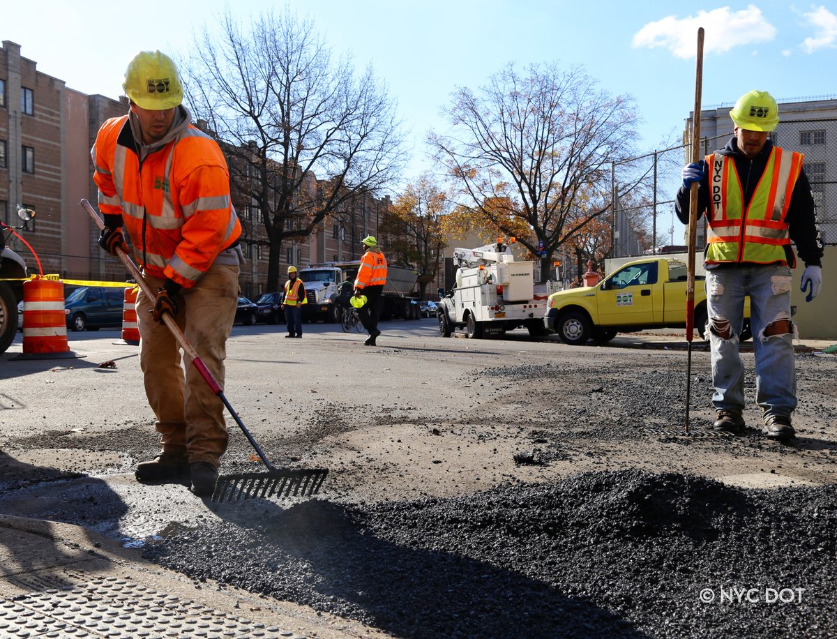 NYC_DOT's tweet photo. See a pothole? DYK you can report potholes in #NYC 24/7 by calling 311, using the free 311 app or online here: https://t.co/xdohsLE5DI
#SmoothStreets https://t.co/hqnXnVrxkZ