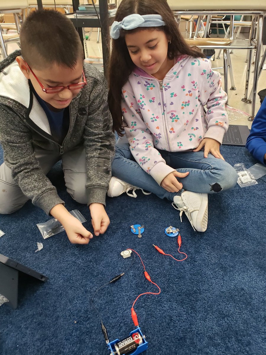 BilingualCDiaz's tweet image. Fourth grade learned about electric energy by making circuits today! #TCIScience #energy #electricity #dg58learns #dg58pride