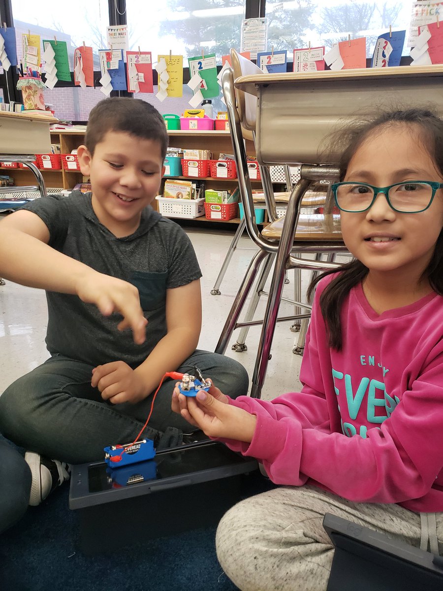 BilingualCDiaz's tweet image. Fourth grade learned about electric energy by making circuits today! #TCIScience #energy #electricity #dg58learns #dg58pride