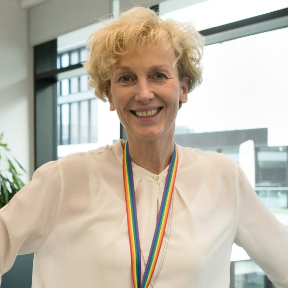 SZ_PlanW's tweet photo. "Das ist doch nicht wirklich Ihr Schreibtisch, oder?": Sabine @bendiek, @MicrosoftDE-Chefin, hat kein eigenes Büro – und das sorgt bei manchen für Verwunderung. Job und Leben sind in dieser Firma nicht mehr getrennt. Ein spannender Besuch in #München 👉https://t.co/vfMpVTpXgU https://t.co/PTb08ksFgJ