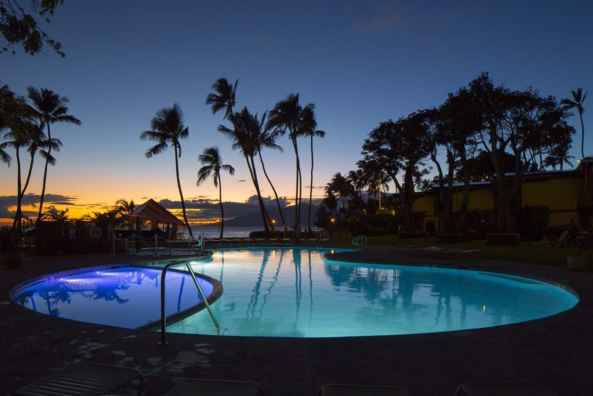Enjoy beautiful evenings at Napili Kai Beach Resort in Hawaii! <a href="/Napili_Kai/">Napili Kai Beach Resort</a> 

#AlohaFriday #AppleVacations #Hawaii #Travel #Vacation