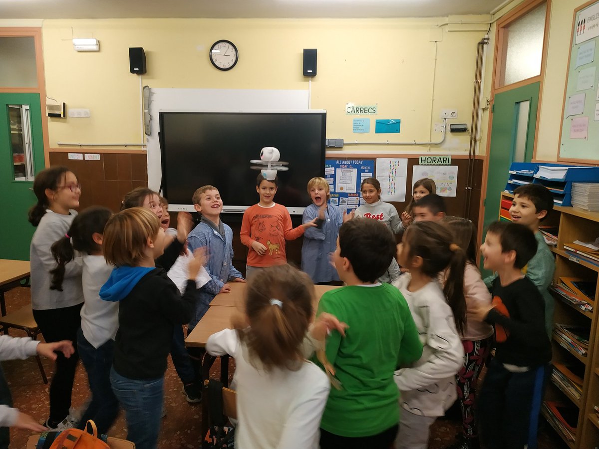 LauraMiCa3's tweet photo. L' @escolaminguella avui s'ha omplert de joguines! Els nens i les nenes de 2n ens hem portat molt bé i els Reis Mags amb nosaltres també! https://t.co/mp1Z4y7HYS