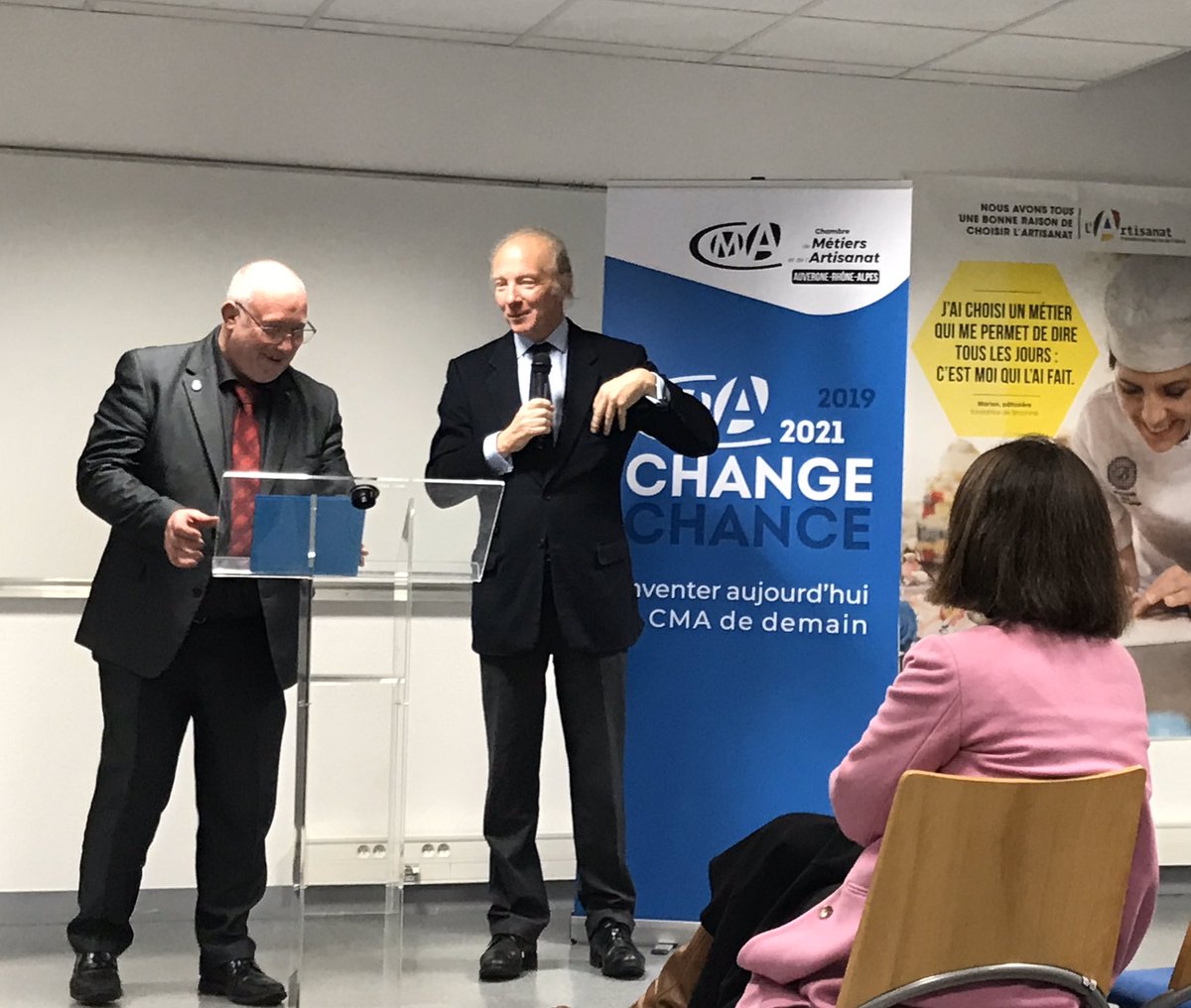 ayme_ben's tweet photo. Merci à la #CMA63 pour l’invitation à la traditionnelle cérémonie des voeux.
Du beau monde, un discours engagé ... et une E-NOR-ME galette ... Artisanale évidemment! 😋
Belle année @Artisanat63 🌟 https://t.co/qfPV3SVfhg