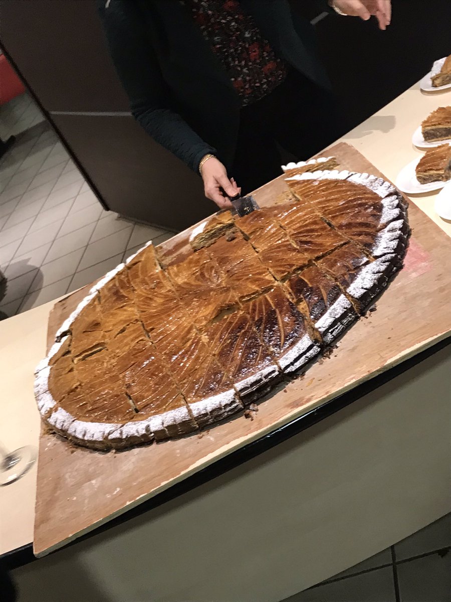 ayme_ben's tweet photo. Merci à la #CMA63 pour l’invitation à la traditionnelle cérémonie des voeux.
Du beau monde, un discours engagé ... et une E-NOR-ME galette ... Artisanale évidemment! 😋
Belle année @Artisanat63 🌟 https://t.co/qfPV3SVfhg