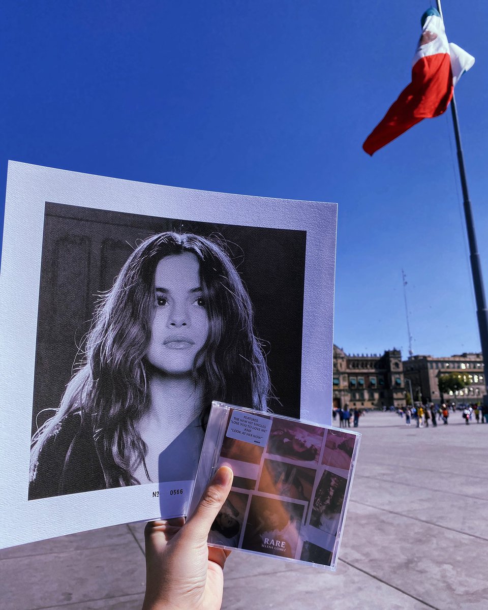 NathFray's tweet image. ✌🏻😌✨
Ya lo tengo en mis manos. 

#RareListeningParty #RareIsOutNow