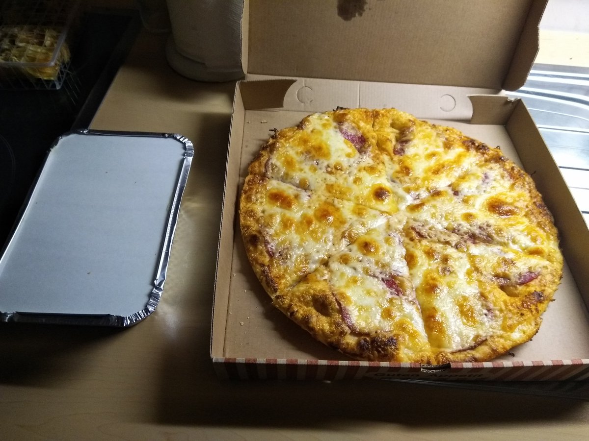 Glambertfreak17's tweet photo. @Herr_Currywurst #EssenMurmeln

Pizza ist da https://t.co/qYpCbfyPIk