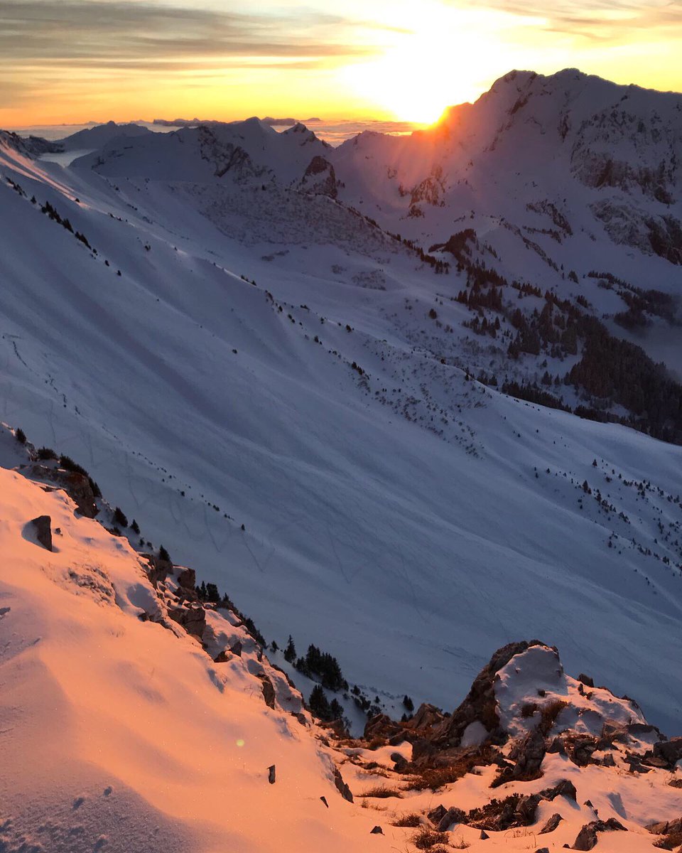Parfois, il n’y a juste 
rien à dire...

Simplement respirer, 
profiter, 
sourire, 
s’oublier...

Et repartir ! 

#adventuregoeson 
#laventurecontinue 
#moutains 
#sunset